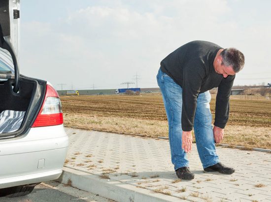 exercice d'étirement en voiture